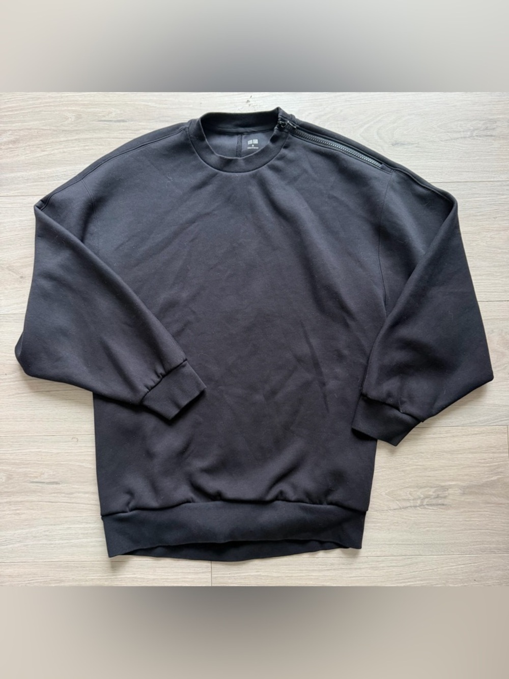 UNIQLO Black Crewneck Sweatshirt